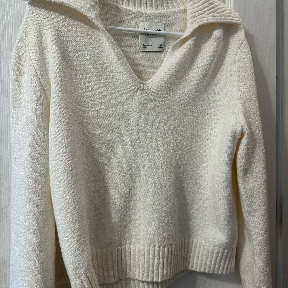 Abercrombie & Fitch White Sweater - Size XS (Women’s)